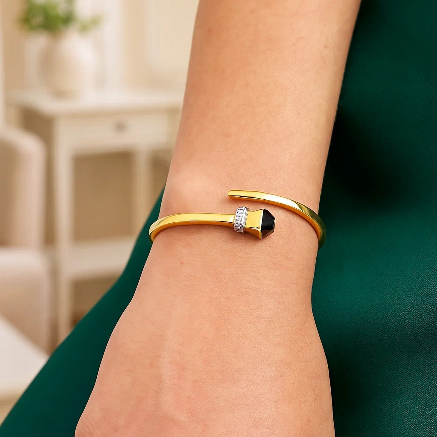 14k Yellow Gold Crossover Style Hinged Bangle Bracelet with Onyx (3.40 mm) thumbnail 3