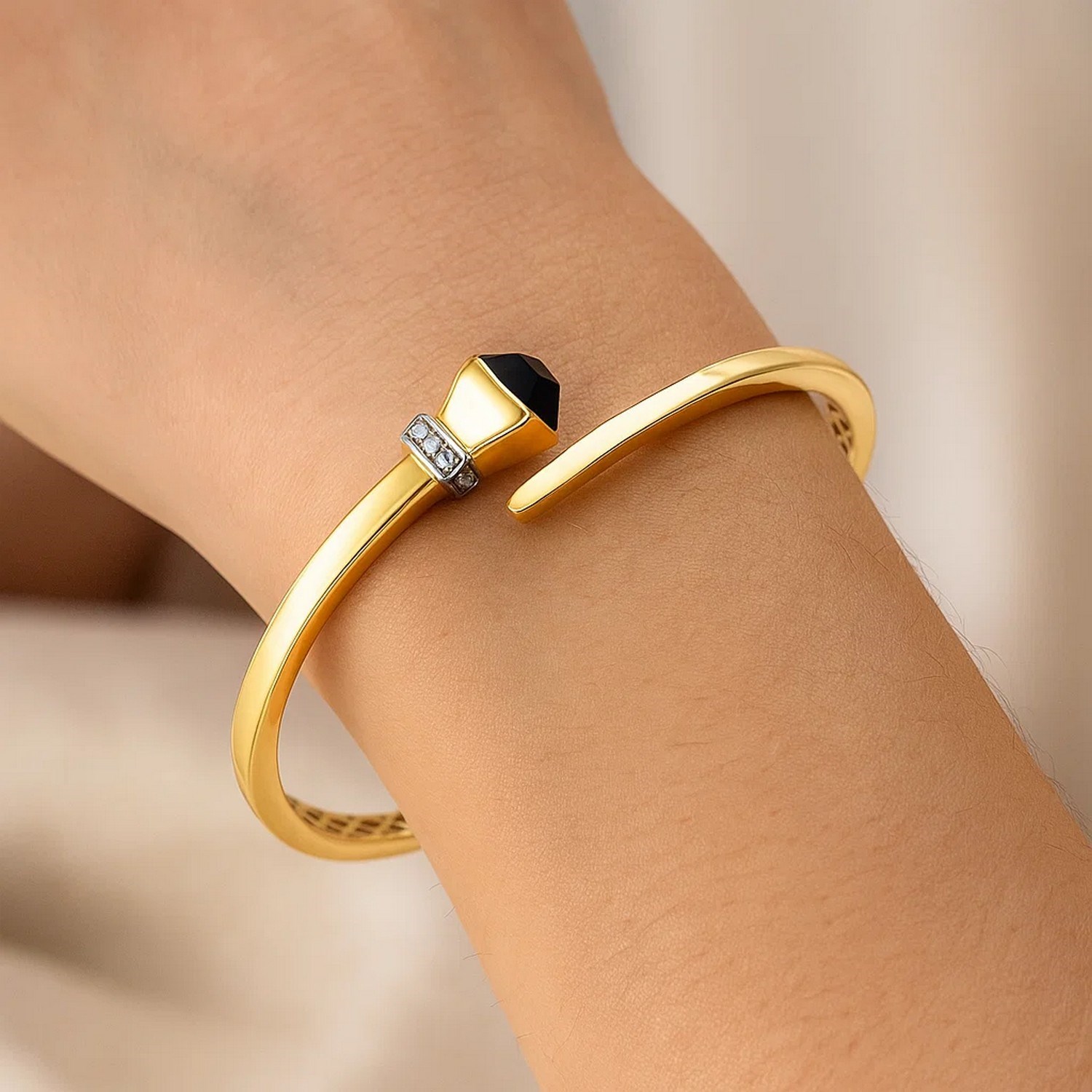 14k Yellow Gold Crossover Style Hinged Bangle Bracelet with Onyx (3.40 mm) thumbnail 4